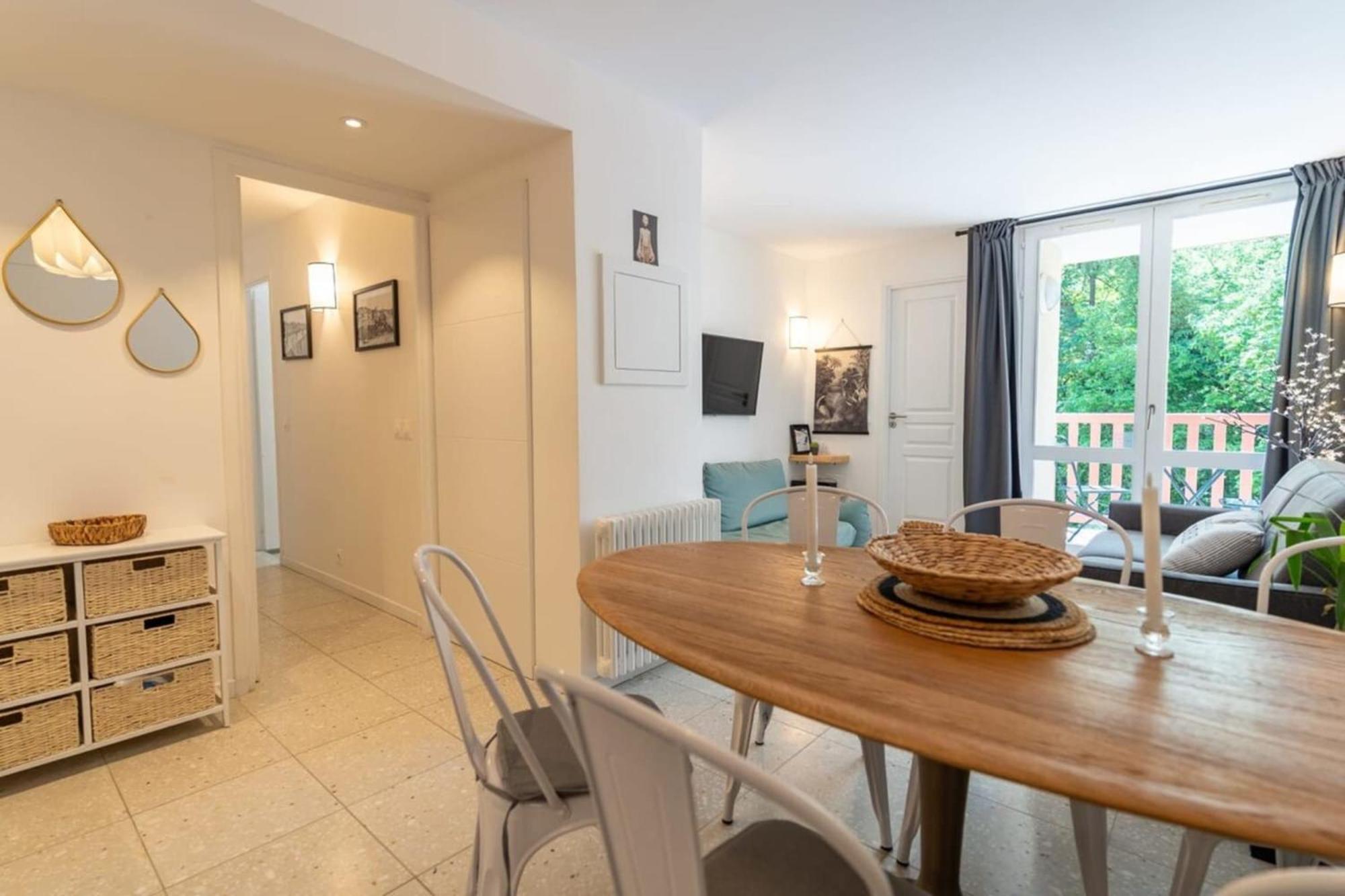 Beautiful Flat With Swimming Pool Tennis Court And Private Car Parking 109 Appartement *